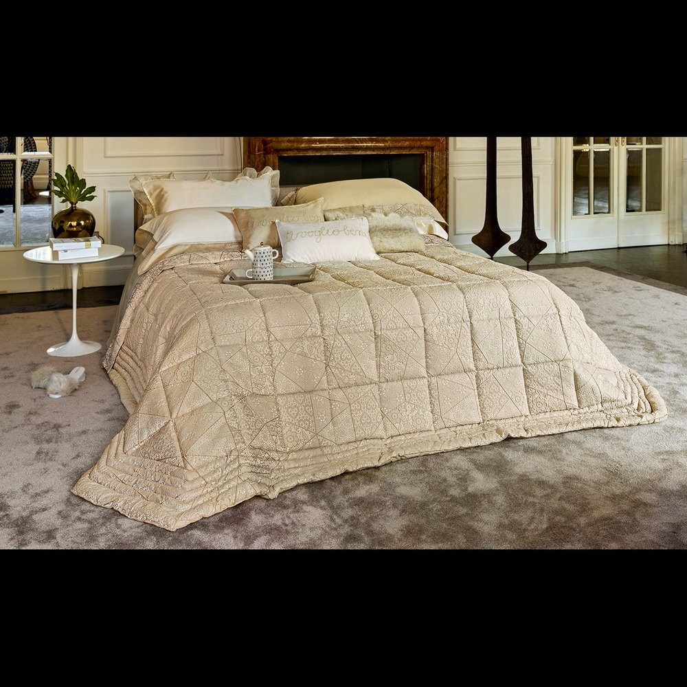 Adorable high end dream bed duvet and Sham set.So posh. Crush on these please!